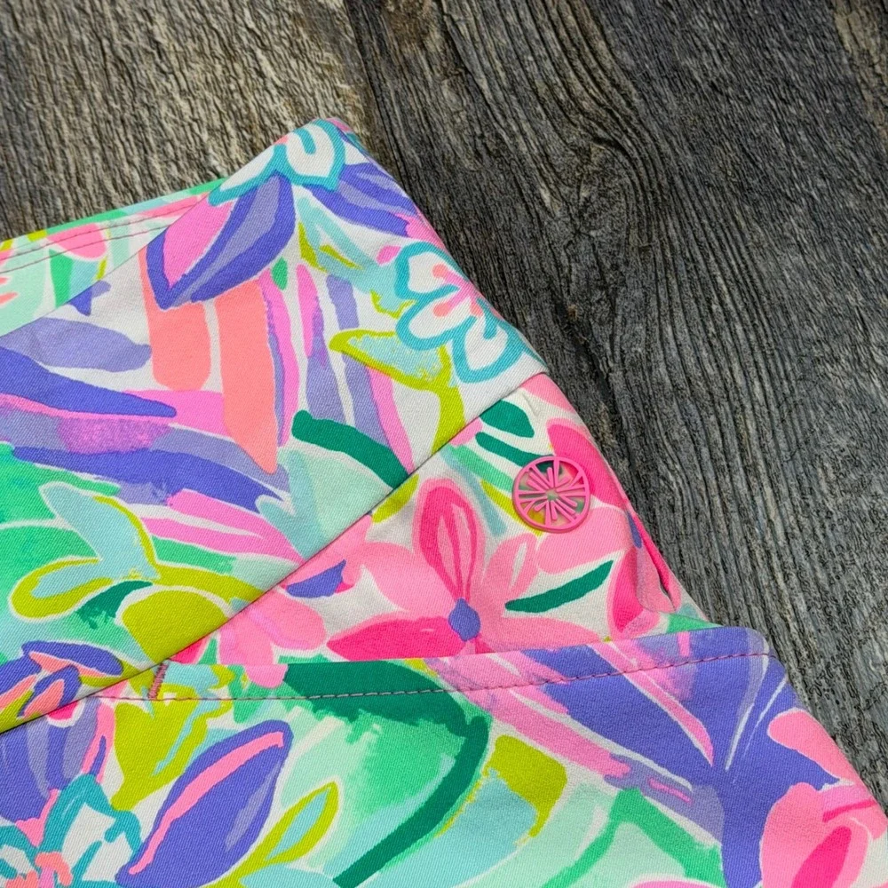 Lilly Pulitzer Luxletic Reid Womens 8 Vibrant Colorful Floral Golf Shorts